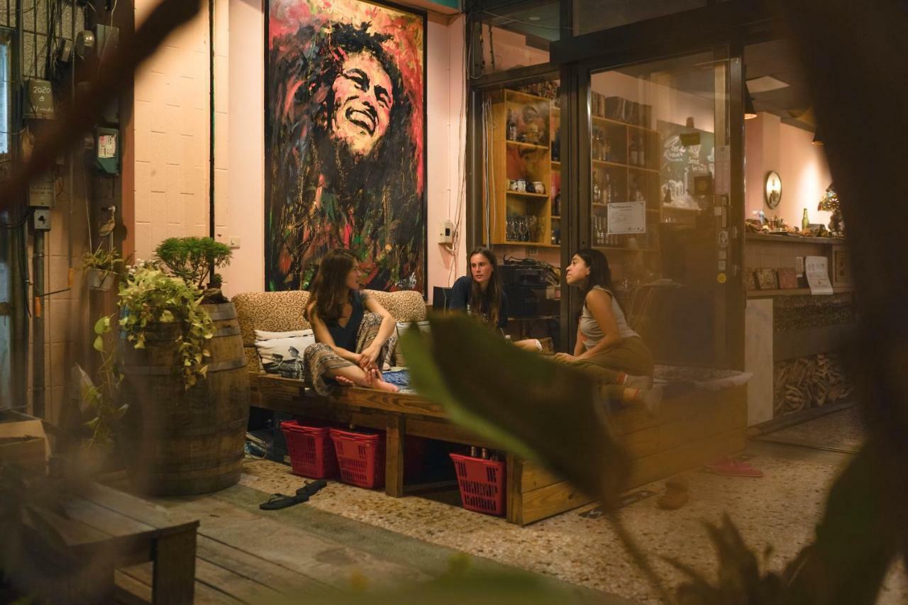 Dulan The Travel Bug Bistro Inn Донгхе Екстериор снимка